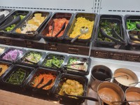 45品目のサラダバーはメインメニューに＋660円（税込）で。単体でも1518円（税込）でオーダー可