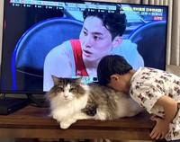 弟さんに猫吸いされるシィクくん。ちょっと怒ってる？（「シィク / 猫アカ」さん提供）