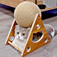 爪研ぎのはずがーー。すっぽりはまってくつろぐとーまくん（画像提供：hanoaさん）