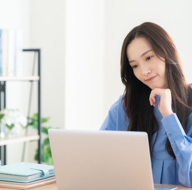 ネット上の情報は取捨選択が重要…　※画像はイメージです（softglow/photoAC）