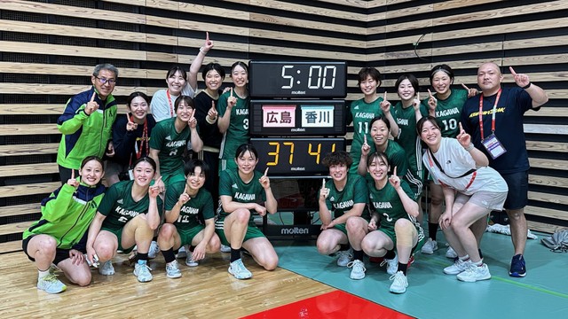 国スポハンドボール成年女子で初優勝・香川銀行シラソル香川のメンバー（香川銀行提供）