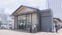 岡山駅前に公共交通案内所が完成　バスや路面電車の案内所を集約　外国語を話せるスタッフも常駐