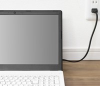 長年使っていた愛用ノートパソコンのバッテリーに異常が！　※画像はイメージです（ぷー気分/photoAC）