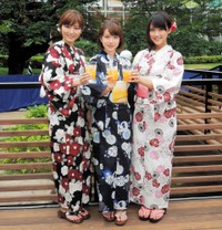 （左から）宇賀なつみアナ、弘中綾香アナ、竹内由恵アナ＝2014年