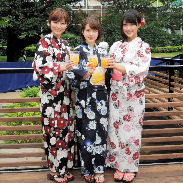 （左から）宇賀なつみアナ、弘中綾香アナ、竹内由恵アナ＝2014年
