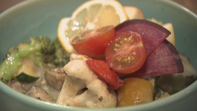 梅雨の今こそすすりたい…野菜たっぷりヘルシー茶そば　「働くスタッフにも癒やされる」と人気　高松市【ほっとマルシェ】