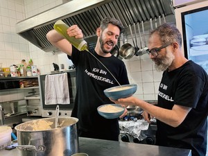 イスラエル入植者とパレスチナ人が共同経営する中東料理店　憎しみが共感に変わるまで