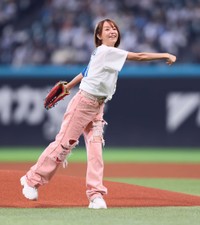 ピンクのパンツで投球する鈴木亜美＝エスコンフィールド北海道