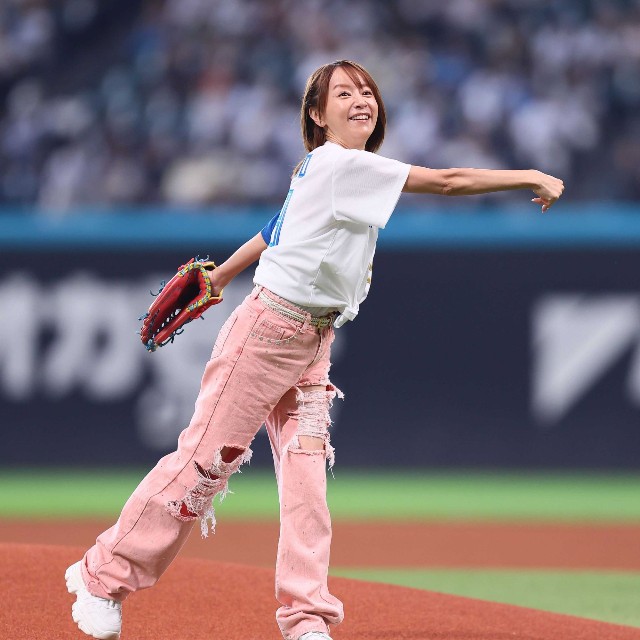 ピンクのパンツで投球する鈴木亜美＝エスコンフィールド北海道