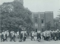 ヘルメットをかぶり、口元にマスクやタオルを付けて歩く学生とみられる集団（京都市左京区・京都大）