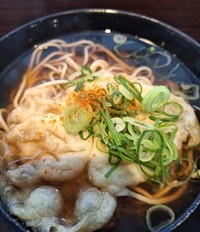 姫路駅のホームなどで食べられる地元のソウルフード「えきそば」。この和風だしが駅弁にも生かされている