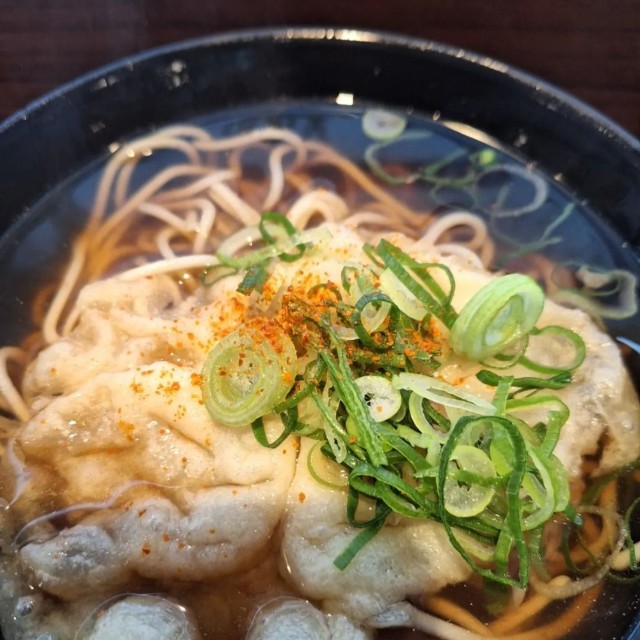姫路駅のホームなどで食べられる地元のソウルフード「えきそば」。この和風だしが駅弁にも生かされている