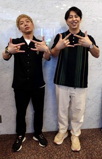 息ぴったりの「ニューヨーク」嶋佐和也（左）と屋敷裕政