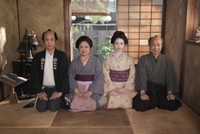 主人公・トキの家族、松野家の面々を演じるキャストたち。左から父・司之介役の岡部たかし、母・フミ役の池脇千鶴、トキ役の髙石あかり、祖父・勘右衛門役の小日向文世（C）NHK