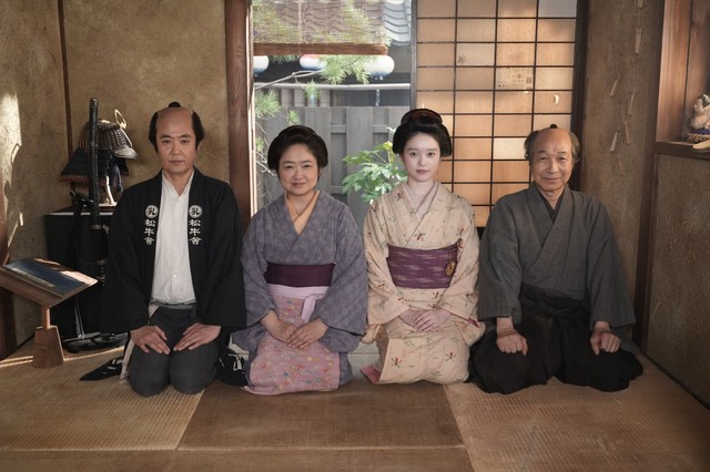 主人公・トキの家族、松野家の面々を演じるキャストたち。左から父・司之介役の岡部たかし、母・フミ役の池脇千鶴、トキ役の髙石あかり、祖父・勘右衛門役の小日向文世（C）NHK