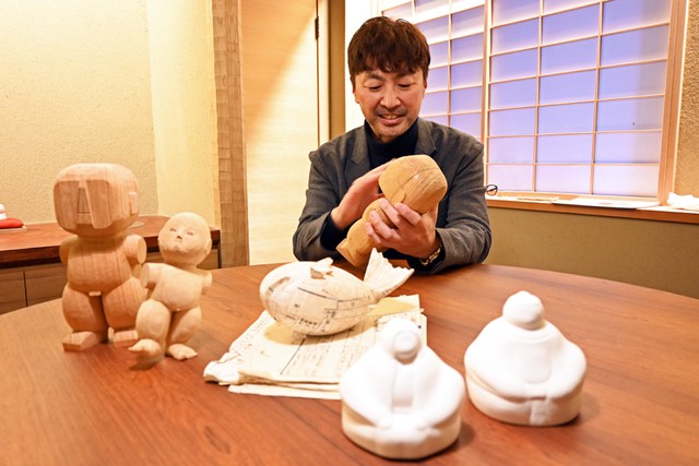 人形と何度も目を合わせて、向き合い、自分の子どもを育てるような気持ちで完成させます