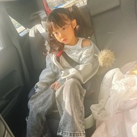 普段の服で車内に座る娘さん／いりやさん（@iriya5147）提供