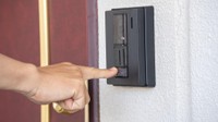 玄関のインターホンを押す※画像はイメージです（aomas/stock.adobe.com）