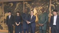 香川県知事を表敬訪問したベナン共和国のフンカンリン・マウトン・マチュー駐日臨時代理大使ら