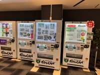 さまざまな「ガチャCAN」が並んでいます／鉄道カフェたあた店主さん（@tataprivace）提供