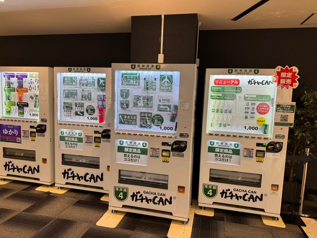 さまざまな「ガチャCAN」が並んでいます／鉄道カフェたあた店主さん（@tataprivace）提供