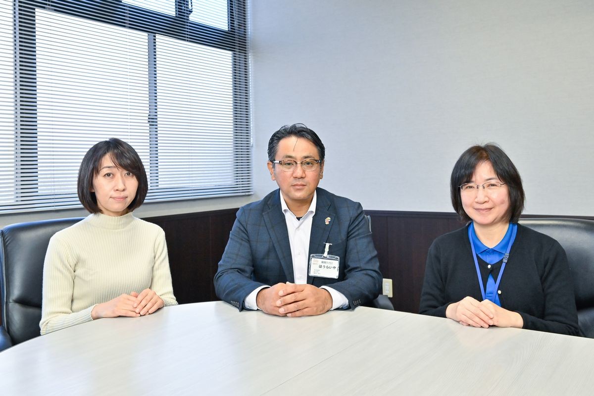 福祉事業部の執行役員・統括部長の蓬萊谷修久さん（中央）、同部の橋谷庸子さん（右）、管理部人財教育・採用課長の小林文さん（左）