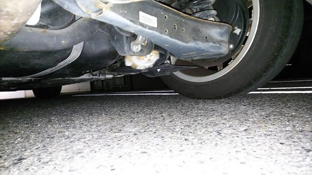 おそらく車体の下にしがみついていたと思われる