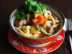 中央アジアの麺料理ラグマンはシルクロードの味　肉と野菜で煮込み、汁なし…調理多彩