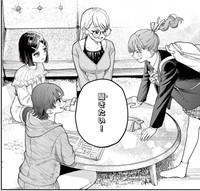 嬉しそうな真夏を迎え入れる姉妹たち　（小形朱嶺さんの提供）