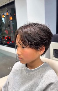 サイドから見た完成スタイル。軽やかな毛流れとナチュラルな動きが魅力のフェザーショートに仕上がりました／横井拓徹さん（@yokkoi_beautician）提供