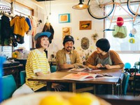 （写真左から）DJみそしるとMCごはんさん、「はらぺこめがね」の原田しんやさん、関かおりさん