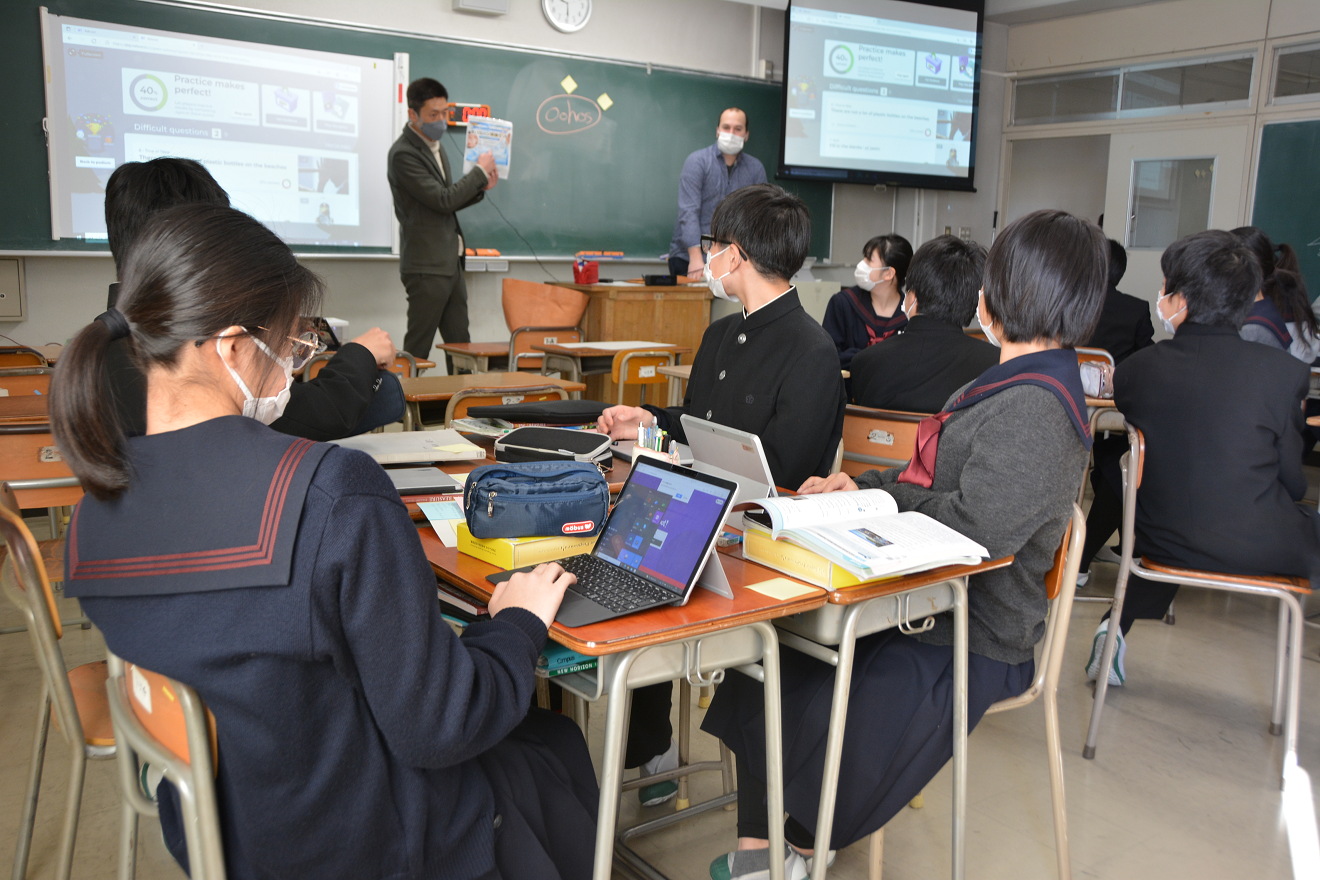 富士高校・付属中学校の授業の様子
