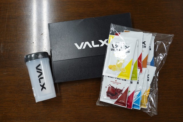 プロテイン「VALX」のアソートパックと特製シェイカー