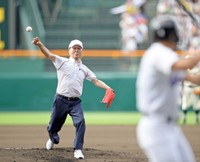 始球式をする板東英二さん＝2018年