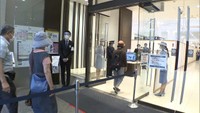 〈新型コロナ〉高松三越が約1カ月ぶりに食品フロアに限定して営業再開　営業時間短縮や検温などの対策実施