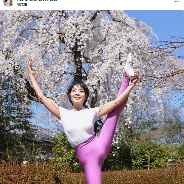 由美かおるさん「満開の枝垂れ桜とY字バランスの由美かおるです（笑笑）」（本人のインスタグラムから）