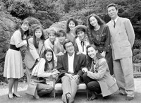 （前列左から）中村明美、松方弘樹、賀来千香子。（後列左から）松原千明、いとうまい子（当時は伊藤麻衣子）、田中美佐子、斉藤慶子、マリアン、秋野暢子、藤真利子、小林稔侍=1988年（敬称略）