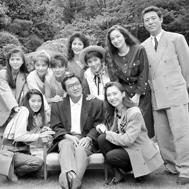（前列左から）中村明美、松方弘樹、賀来千香子。（後列左から）松原千明、いとうまい子（当時は伊藤麻衣子）、田中美佐子、斉藤慶子、マリアン、秋野暢子、藤真利子、小林稔侍=1988年（敬称略）