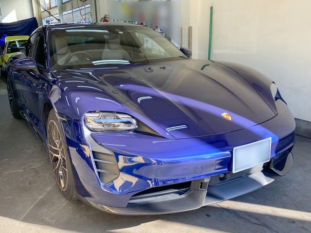 ポルシェ・タイカン。最新式のEVです。