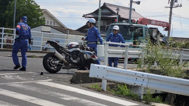 岡山市の市道でトラックがバイクを巻き込む事故　バイクの男性が重体