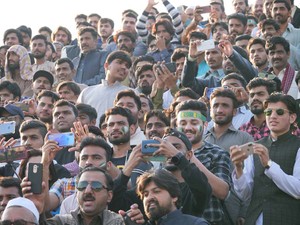 国境に集まり、胸を熱くする　熱狂する市民の視線の先にあるものは