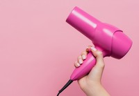 濡らした部分をドライヤーで優しく乾かそう※画像はイメージです（LIGHTFIELD STUDIOS/stock.adobe.com）