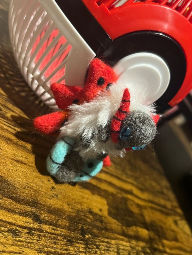 ウルガモスの羊毛フェルトとモンスターボール ※レイスさん提供