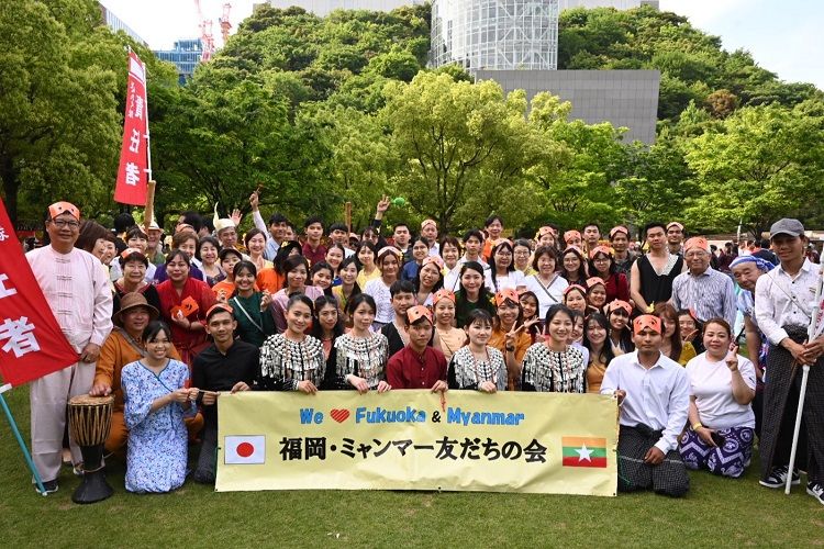 博多どんたく港祭りに参加している「福岡・ミャンマー友だちの会」のメンバーたち