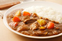 玉ねぎ・にんじん・じゃがいもから連想するカレーライス／Adobe Stock（画像はイメージです）