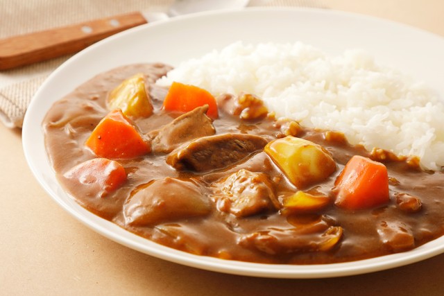玉ねぎ・にんじん・じゃがいもから連想するカレーライス／Adobe Stock（画像はイメージです）