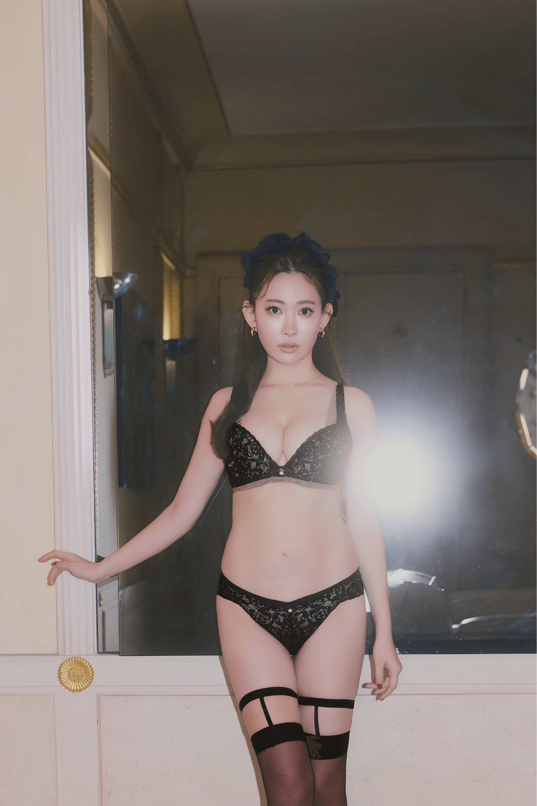 自身が手がけるランジェリーブランド「ROSIER by Her lip to」の新作着用モデルを務めた小嶋陽菜