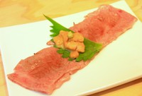 国産牛の炙りで、生ウニを巻く「うにく」（税込み649円）。