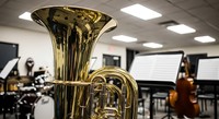 音楽室にある金色のチューバ※画像はAIが作成したイメージです（Ivan/stock.adobe.com）