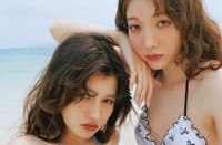 女性ファッション誌「ViVi」6月号の水着企画に登場するアリアナさくらさん（左）と雑賀サクラさん